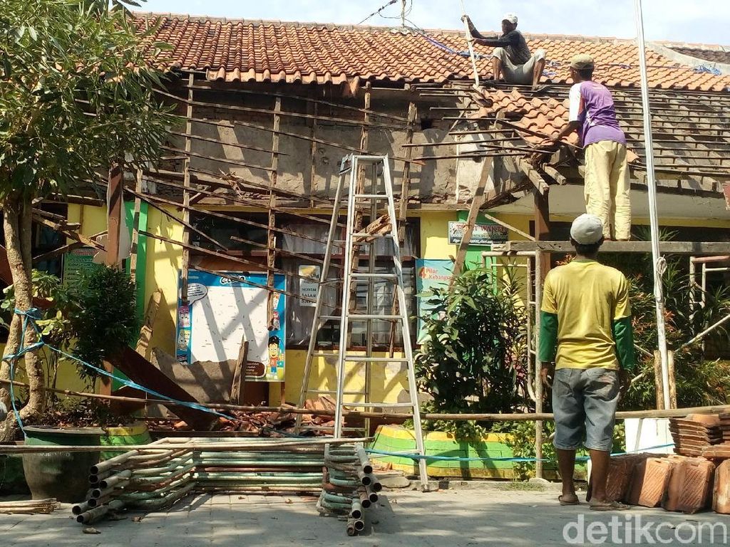 Atap SDN di Mojokerto Ambruk saat UNBK, Begini Kondisinya Atap SDN di Mojokerto Ambruk saat UNBK, Begini Kondisinya