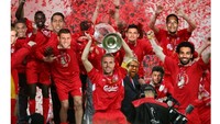 Terlepas dari kontroversi, Liverpool sudah memastikan maju ke final. Kubu The Reds pun pede mengulangi keberhasilan 2005 silam, sampai-sampai wajah Jordan Henderson cs ditempelkan ke tubuh Steven Gerrard dkk. ketika jadi kampiun. (Foto: Internet)