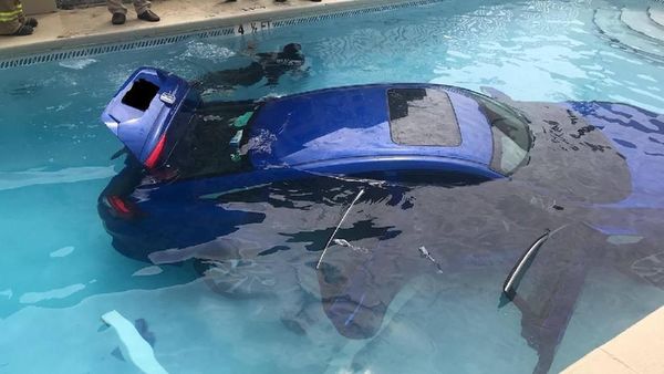 Jangan Ditiru! Akibat Lalai Honda Civic Berenang di Kolam