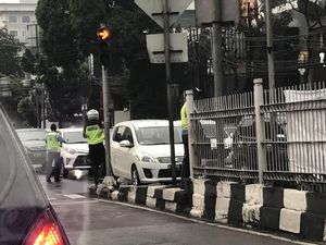 Macet Parah di Duren Tiga Arah Ragunan, Mobil Boleh Masuk Busway