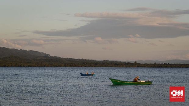 Beberapa nelayan mencari ikan di sekitar pantai Pastofiri. Hasil laut yang berlimpah dengan pemandangan yang indah ini, menjadi destinasi wisata laut andalan pulau Jailolo, Halmahera Barat, Maluku Utara. CNNIndonesia/Safir Makki