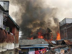 Foto: Api Hanguskan 30 Rumah Warga Bandung, 4 Orang Terluka