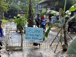 Jalan Rusak Diblokir Warga, Pemkab Sukabumi Minta Pengusaha Bantu