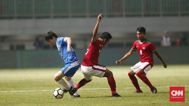 Timnas Indonesia mencoba melancarkan serangan ke pertahanan Uzbekistan. (