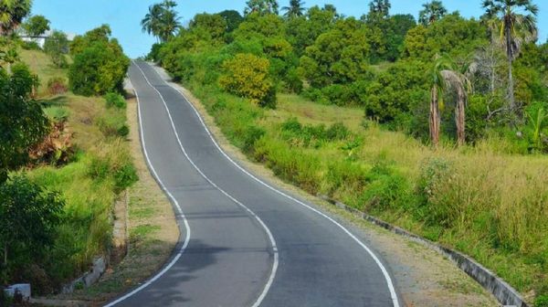 Meliuk di Antara Hutan, 9 Jalan Pulau Terdepan di Maluku Mulus