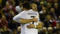 Karim Benzema kemudian menambah dua gol lagi untuk membuat Madrid pulang dari markas Liverpool di partai matchday ketiga Liga Champions 2014/2015 dengan kemenangan 3-0. (Foto: PIERRE-PHILIPPE MARCOU/AFP)