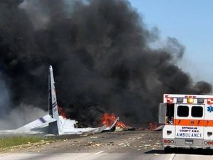 Pesawat Militer Jatuh Menghantam Jalanan Georgia, 9 Orang Tewas