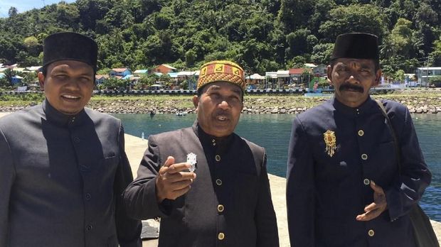 Penyair Aceh (dari kiri ke kanan) Muhktasar Masen, Medya Hus dan Syeh Sofyan di area Dermaga Container (CT-3) Badan Pengusahaan Kawasan Perdagangan Bebas dan Pelabuhan Bebas Sabang (BPKS).
