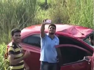 Habis Kecelakaan, Pemuda-pemuda Ini Malah Asyik Selfie dan Joget