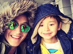 Potret Mike Lewis dan Buah Hati Saat Liburan ke Jepang