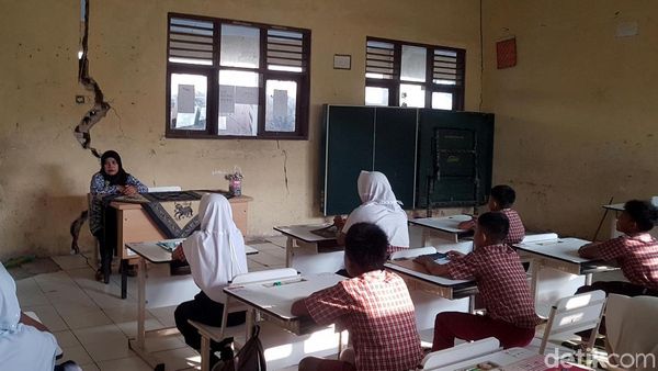 Was-was, 10 Murid SD di Serang Ujian Nasional Sambil Bertaruh Nyawa