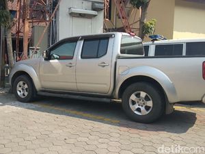 KPK Sita Mobil Nissan Navara Milik Kolega Bupati Mojokerto KPK Sita Mobil Nissan Navara Milik Kolega Bupati Mojokerto
