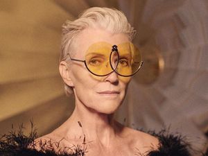 Mengintip Gaya Nyentrik Ibunda Elon Musk