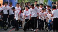 Gembiranya Jokowi Main Gobak Sodor Bareng Anak-anak
