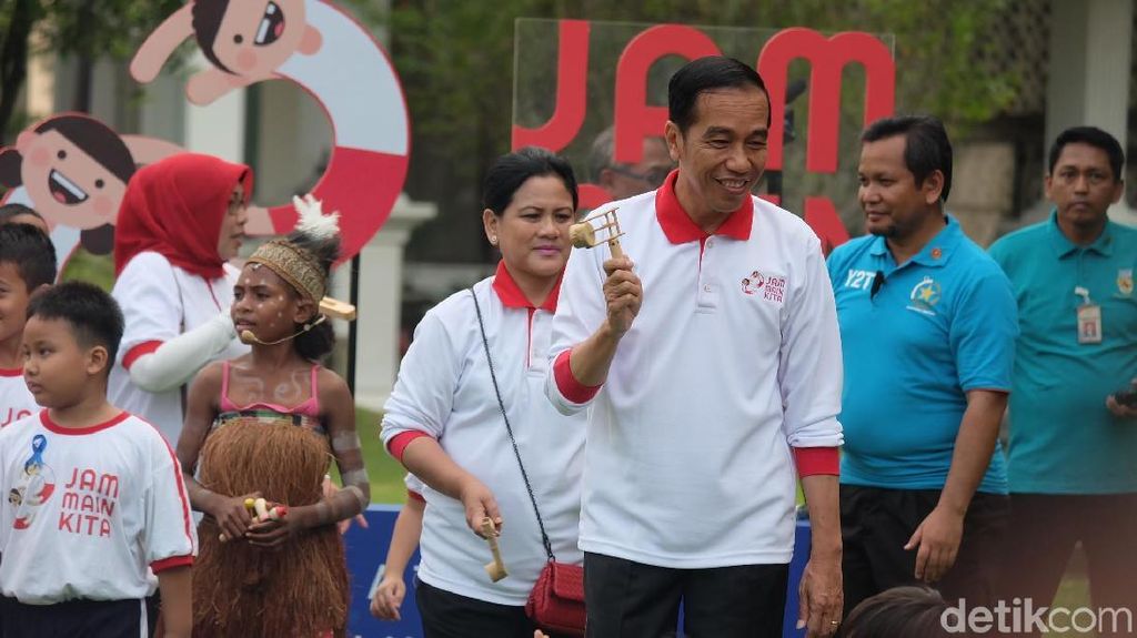 Foto: Ekspresi Ceria Jokowi Saat Main Bareng Anak-anak di Istana Foto: Ekspresi Ceria Jokowi Saat Main Bareng Anak-anak di Istana