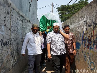 Jenazah Abdul Hakim Garuda Nusantara Dimakamkan
