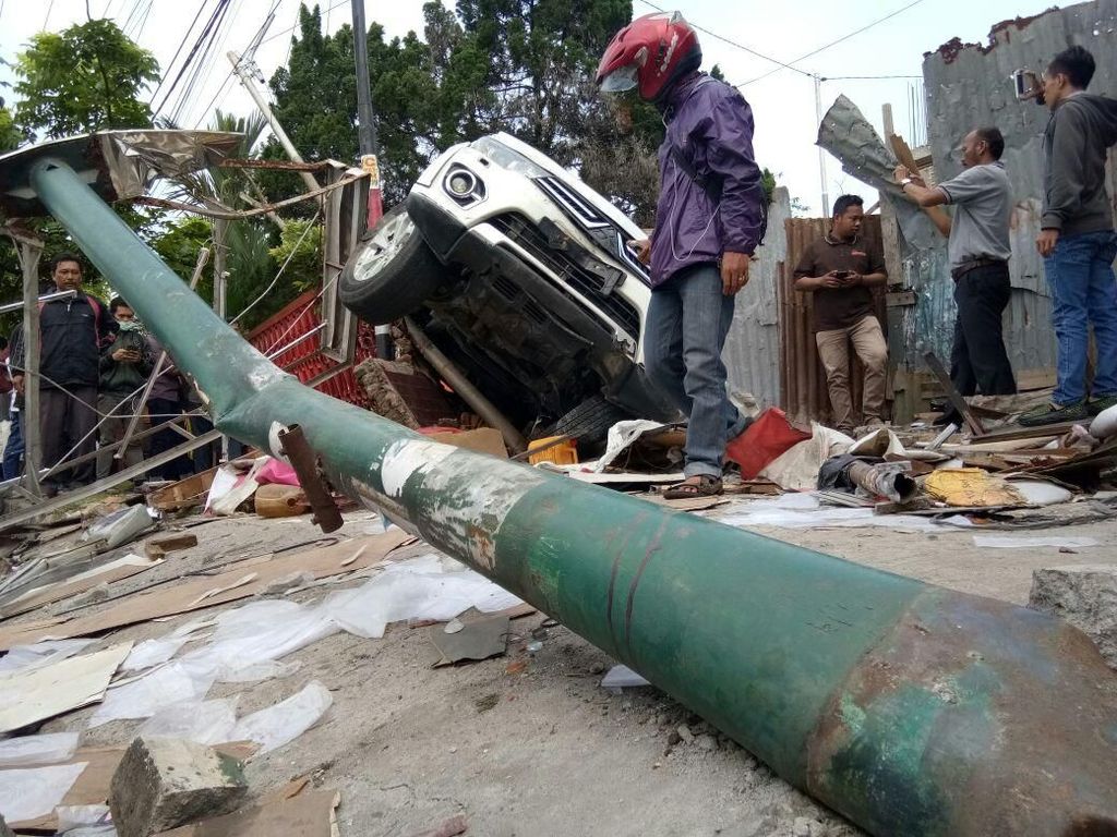 Begini Runtutan Pajero Tabrak Rumah hingga Tewaskan 2 Penumpang Begini Runtutan Pajero Tabrak Rumah hingga Tewaskan 2 Penumpang