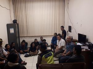 Begini Alasan Warga Bentrok dengan Mahasiswa UIN Bandung Begini Alasan Warga Bentrok dengan Mahasiswa UIN Bandung