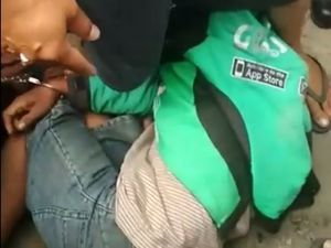 Pakai Jaket Ojol, Maling Motor di Palembang Dihajar Warga