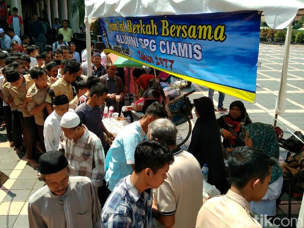 Jemaah Salat Jumat di Ciamis Serbu Makanan Gratis Jemaah Salat Jumat di Ciamis Serbu Makanan Gratis
