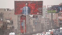 Produk telekomunikasi asal Inggris, Vodafone, pun menjadikan Salah sebagai bintang iklan. Salah memang sedang bersinar terang dengan penghargaan pemain terbaik Liga Inggris. (Amr Abdallah Dalsh/Reuters)