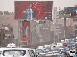 Produk telekomunikasi asal Inggris, Vodafone, pun menjadikan Salah sebagai bintang iklan. Salah memang sedang bersinar terang dengan penghargaan pemain terbaik Liga Inggris. (Amr Abdallah Dalsh/Reuters)