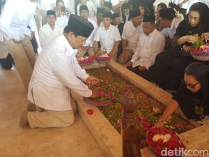 Ziarah ke Makam BK, Prabowo Disambut Pemuda #2019GantiPresiden Ziarah ke Makam BK, Prabowo Disambut Pemuda #2019GantiPresiden