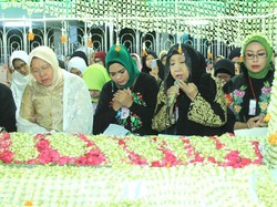 Bersama Risma dan Istri Gus Ipul, Puti Hadiri Haul Sunan Ampel