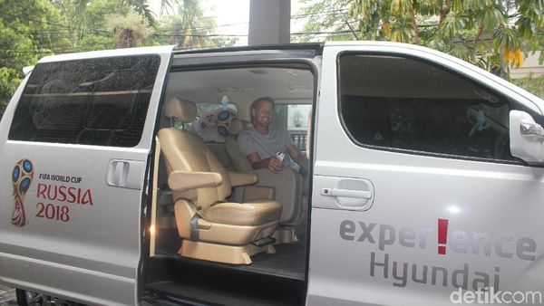 Jalan-jalan di Jakarta Teddy Sheringham Pilih Mobil Korea