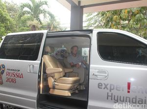 Jalan-jalan di Jakarta Teddy Sheringham Pilih Mobil Korea