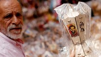 Apapun yang berbau Mohamed Salah saat ini di Mesir, maka para pedagang pun akan meraup untung banyak. (Amr Abdallah Dalsh/Reuters)
