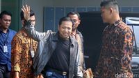 Gaya dan Senyum Novanto Masuk Bui
