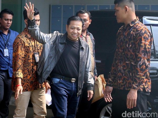 Gaya dan Senyum Novanto Masuk Bui