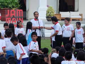 Pesan Jokowi ke Anak-anak: Jangan Main HP Terus