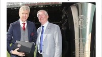 Masih ingat ketika Arsene Wenger menerima kenang-kenangan dari Sir Alex Ferguson di Old Trafford? Itulah trofi di musim terakhirnya bersama Arsenal. Foto: Twitter