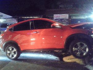 Mobil Tabrak Pembatas Jalan di Lenteng Agung, Bagian Depan Ringsek