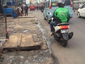 Tak Hanya Rusak, Bau Amis Juga Menyeruak di Trotoar Kramat Jati Tak Hanya Rusak, Bau Amis Juga Menyeruak di Trotoar Kramat Jati