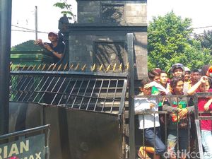 Ribuan Bonek Serbu Tiket Laga Persebaya, Pagar Korem Jebol