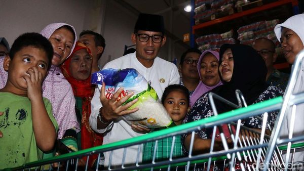 Sandiaga Cek Harga Sembako di Pasar Kramat Jati