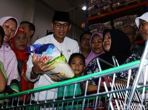 Sandiaga Cek Harga Sembako di Pasar Kramat Jati