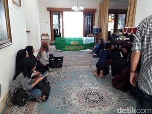 Eks Ketua Komnas HAM Abdul Hakim Dimakamkan Usai Salat Jumat Eks Ketua Komnas HAM Abdul Hakim Dimakamkan Usai Salat Jumat