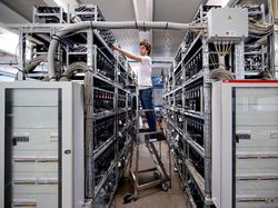 Diam-diam Tambang Uang Digital di Sekolah, Kepsek Dipecat