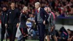 Malam Terakhir Wenger di Eropa Bersama Arsenal: Murung, Tertunduk, Gigit Jari