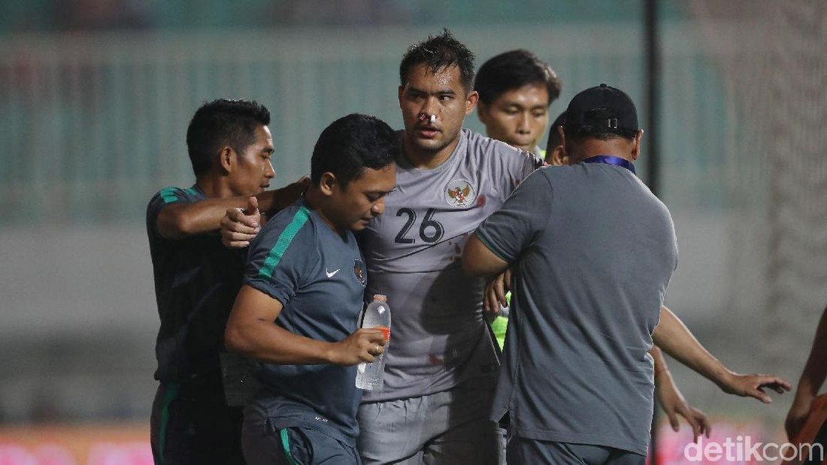 Kiper timnas Indonesia Andritany Ardhiyasa mengalami cedera di laga melawan Uzbekistan (Foto: Grandyos Zafna/detikcom)