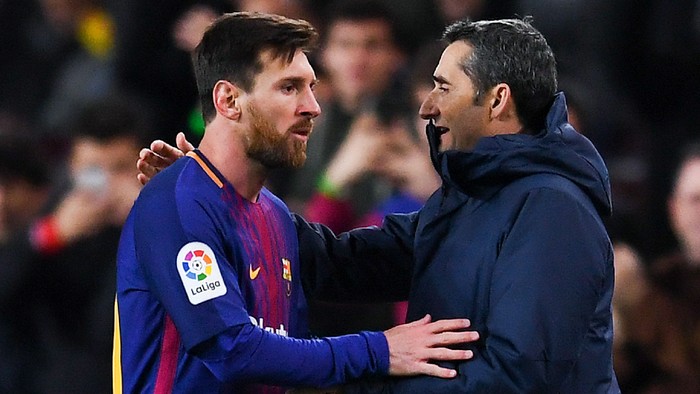 BARCELONA, SPAIN - JANUARY 11: Lionel Messi of FC Barcelona shakes hands with Head coach Ernesto Valverde of FC Barcelona during the Copa del Rey round of 16 second leg match between FC Barcelona and Celta de Vigo at Camp Nou on January 11, 2018 in Barcelona, Spain. (Photo by David Ramos/Getty Images)