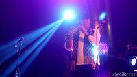 Gaya Saut Situmorang Main Saxophone di Konser Perangi Korupsi