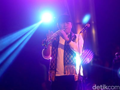 Gaya Saut Situmorang Main Saxophone di Konser Perangi Korupsi