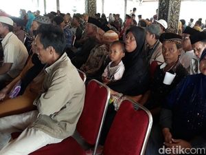 Sah! Akhirnya 27 Pasutri di Brebes Ini Kantongi Buku Nikah Sah! Akhirnya 27 Pasutri di Brebes Ini Kantongi Buku Nikah