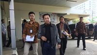Lambaian Tangan Novanto Saat Pamit Dieksekusi ke Sukamiskin