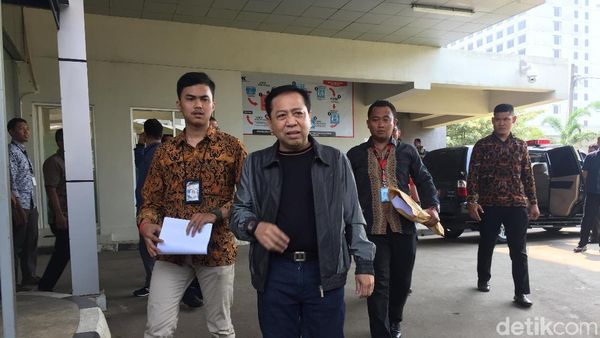 Lambaian Tangan Novanto Saat Pamit Dieksekusi ke Sukamiskin
